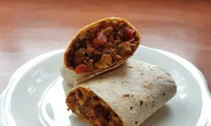 Ile kcal ma tortilla z kurczakiem i warzywami? Sprawdź, co zyskujesz