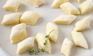 Gotowe do gotowania, pulchne kopytka, idealne do wypróbowania przepisu na pulchne kopytka.