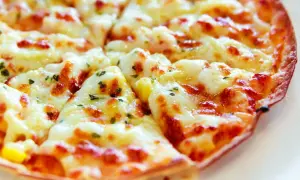 Pyszna pizza z tortilli na patelni, z ciągnącym się serem i ziołami. Szybki i łatwy sposób na domową pizzę.