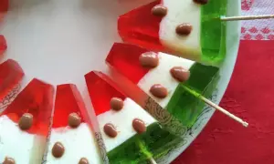 Arbuzowe kawałki z galaretki, z czekoladowymi pestkami. Zastanawiasz się, ile tężeje galaretka? Te deserki wyglądają pysznie!