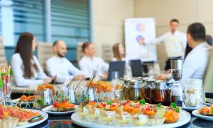 Ile można zarobić na cateringu? Zaskakujące fakty o dochodach