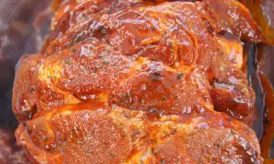 Soczyste mięso na grilla, zanurzone w aromatycznej, czerwonej marynacie z ziołami. Gotowe do pieczenia!