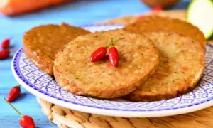Plasterki seitanu, smażone na złoto, ozdobione dwoma małymi papryczkami chili. Idealne do wegańskich burgerów.
