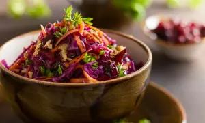 Wykwintna surówka z czerwonej kapusty, marchewki i orzechów, jak w restauracji, z dodatkiem żurawiny.