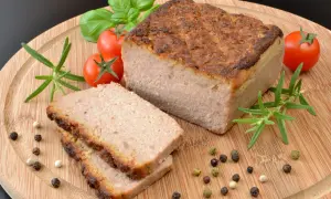 W jakiej temperaturze piec pasztet drobiowy, aby nie wyschnął?