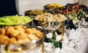 Catering ile za osobę: poznaj ceny i wpływające na nie czynniki