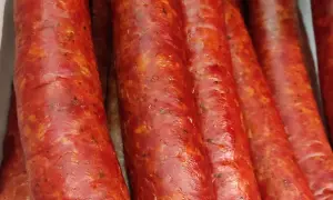 Tradycyjna kiełbasa dziadka Tadka – sekrety smaku i przygotowania