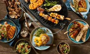 Grillowane warzywa, szaszłyki z tofu i pieczarki – idealne dodatki do grilla.