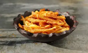 Złociste frytki z airfryera w misce. Idealne na szybką przekąskę, ile piec frytki w airfryer?