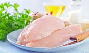 Ile białka znajduje się w 100g piersi z kurczaka? Sprawdź teraz!