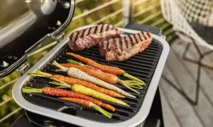 Dwa soczyste steki i kolorowe marchewki na grillu. Idealne na letnie wieczory, zgodnie z naszymi sprawdzonymi przepisami na grilla.