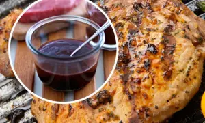 Soczysty schab z grilla, polany ciemnym sosem BBQ, czeka na degustację. Idealny na letnie wieczory.