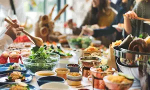 Ile kosztuje catering na 15 osób? Sprawdź ceny i oferty, aby zaoszczędzić