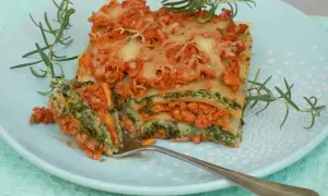 Pyszna lasagne z mięsem mielonym i szpinakiem, idealna na prosty obiad. Aromatyczny rozmaryn dodaje świeżości.