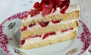 Pyszny biszkopt z serkiem mascarpone i bitą śmietaną, przełożony truskawkami. Idealny deser na każdą okazję.