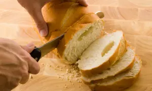 Krojony bochenek domowego chleba, idealny do każdego posiłku. Ten przepis na chleb domowy pieczony w piekarniku jest prosty i pyszny.