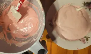 Różowa masa na makaroniki w misce i na talerzu. Ania gotuje, tworząc ten pyszny przepis.