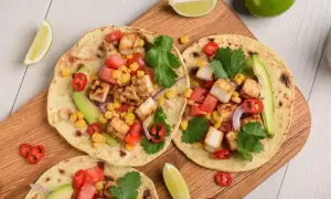 Trzy tortille z grillowanym tofu, kukurydzą, pomidorami, awokado i papryczką chili. Idealny, lekkostrawny obiad.