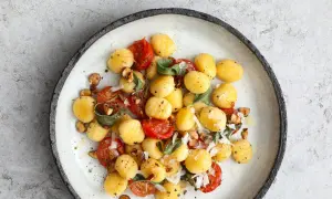 Pyszne gnocchi z pomidorkami, szałwią i orzechami. Idealny gnocchi przepis z czym podawać na obiad.
