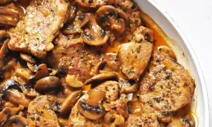 Soczysta polędwica wieprzowa z piekarnika, duszona z pieczarkami w aromatycznym sosie. Idealna na obiad.