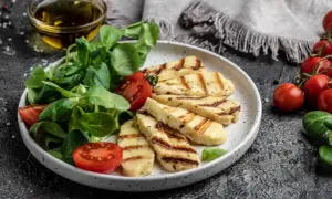 Pyszne halloumi z grilla podane z sałatką i pomidorkami. Idealna propozycja na lekki posiłek.