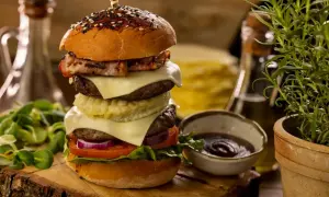 Potrójny burger z bekonem, serem, warzywami i chrupiącą cebulą. Idealny na prawdziwe burgery przepis.