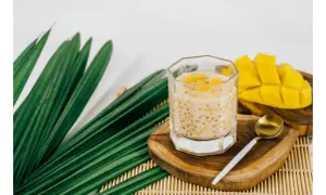 Deser z tapioki z mango. Czy tapioka co to? Małe kuleczki w mlecznym napoju, obok soczyste mango.