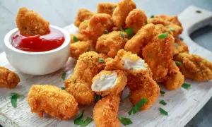 Chrupiące krewetki w panko, idealne do maczania w keczupie.