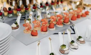 Ile kosztuje catering na 60 osób? Zaskakujące ceny i opcje do wyboru