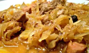 Tradycyjny polski bigos, bogaty w mięso i kapustę, pachnie jak najlepsze przepisy mistrzów.