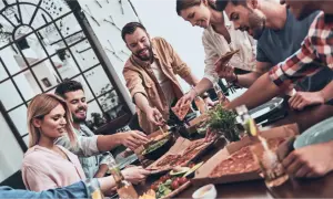 Ile kosztuje catering na 30 osób? Zaskakujące ceny i opcje do wyboru