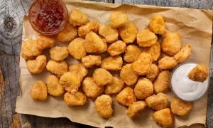 Chrupiące kawałki kurczaka w panierce, jak z oryginalnego przepisu KFC, z sosem czosnkowym i słodko-kwaśnym dipem.