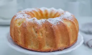Puszysta babka cytrynowa, bardzo wilgotna, posypana cukrem pudrem. Mniam!