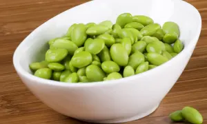 Miseczka pełna zielonych ziaren soi, czyli edamame. To zdrowa przekąska, która świetnie sprawdzi się jako dodatek do dań.