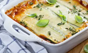 Pyszne, zapiekane cukinie z serem i ziołami, idealne na lekki obiad. Ile piec lasagne z cukinii?