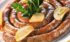 Co można zrobić z surowej kiełbasy? Proste i smaczne przepisy