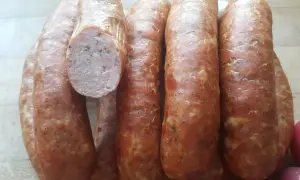 Kiełbasa wędzona parzona – tradycyjny przepis i sposób przygotowania
