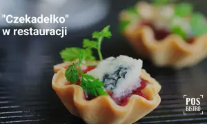 Czekadełko" w restauracji: kruche babeczki z dżemem i serem pleśniowym, idealne jako amuse bouche.