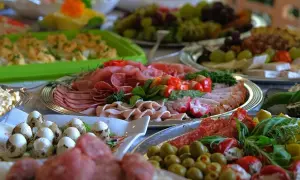 Co na przystawkę przed obiadem? Talerze pełne wędlin, jajek przepiórczych, oliwek i warzyw.