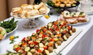Ile kosztuje catering na 20 osób? Zaskakujące ceny i opcje menu
