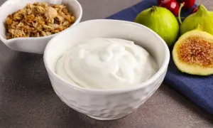 Ile kalorii ma jogurt grecki? Zaskakujące różnice w kaloryczności