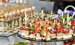 Ile kosztuje catering na urodziny? Sprawdź ceny i opcje menu