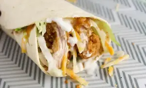 Klasyczny mc wrap z chrupiącym kurczakiem, warzywami i sosem. Pyszny i sycący, choć warto sprawdzić jego mc wrap klasyczny kcal.