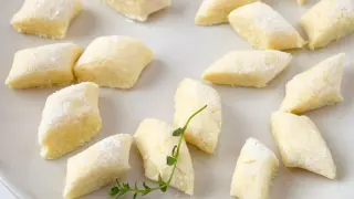 Gotowe do gotowania, pulchne kopytka, idealne do wypróbowania przepisu na pulchne kopytka.