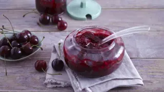 Ania gotuje konfiturę z wiśni. Słoik pełen pysznej, domowej konfitury z wiśni, obok świeże owoce.
