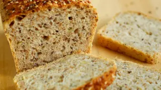 Domowy chleb pieczony w piekarniku z ziarnami, pokrojony na kromki. Idealny przepis na zdrowe śniadanie.