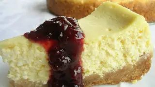 Pyszny sernik z serka wiejskiego polany wiśniową konfiturą. Idealny na deser.