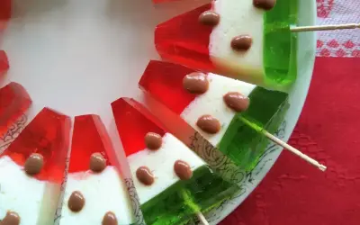 Arbuzowe kawałki z galaretki, z czekoladowymi pestkami. Zastanawiasz się, ile tężeje galaretka? Te deserki wyglądają pysznie!