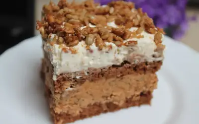 Pyszne ciasto ze słonecznikiem, masą krówkową i mascarpone, posypane chrupiącą kruszonką.