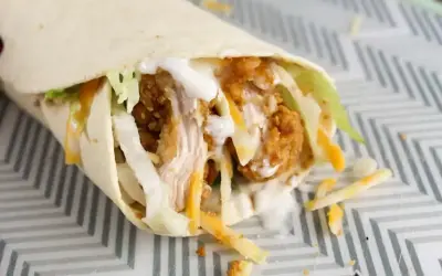 Klasyczny mc wrap z chrupiącym kurczakiem, warzywami i sosem. Pyszny i sycący, choć warto sprawdzić jego mc wrap klasyczny kcal.